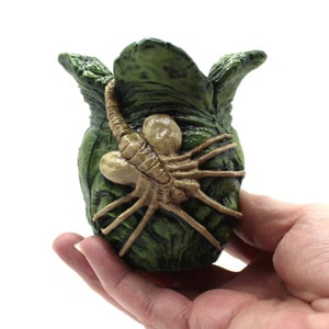 Alien Facehugger Egg Pen Holder: Xenomorph Desk Tidy