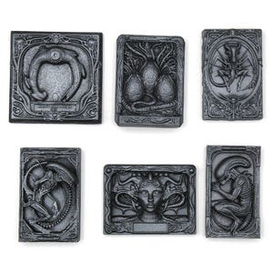HR Giger iPhone17 ケース Alien Xenomorph HR Giger Inspired Phone Case | Sci-fi Horror