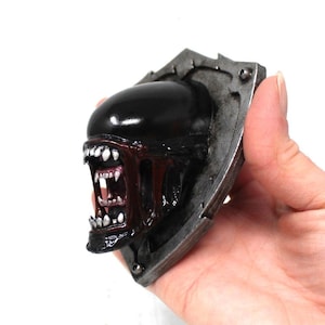 Xenomorph Head Fridge Magnet: Alien Bust Desk Art