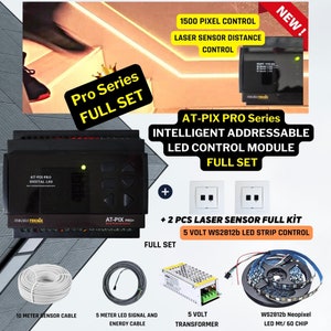 Op de afbeelding: Een complete set slimme LED-verlichtingscomponenten, inclusief een zwarte regelmodule, twee witte lasersensoren, een 10 meter lange sensorkabel, een 5 meter lange signaalkabel, een 5 volt transformator en een rol WS2812b Neopixel LED-strip. De regelmodule heeft een display en knoppen. De lasersensoren hebben twee zwarte knoppen. De LED-strip is wit met zwarte chips. De tekst op de regelmodule luidt "AT-PIX-PRO Digital LED". De tekst op de lasersensoren luidt "AT-PIX PRO". De tekst op de LED-strip luidt "WS2812b Neopixel LED Mt/60 CHIP".