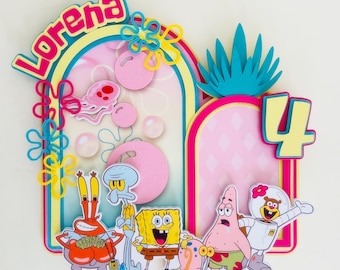 Może przedstawiać: Kolorowa dekoracja na tort z postaciami z SpongeBoba. Projekt zawiera imię "Lorena" w kolorze różowym, liczbę "4" i różne postacie z kreskówek. Tło to jasnoniebieska i różowa kolorystyka z akcentami bąbelków.