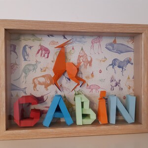 Cornice nome nome origami lettere colorate con un animale, Cornice personalizzabile per la nascita del bambino, Cornice vetrina con il nome del bambino