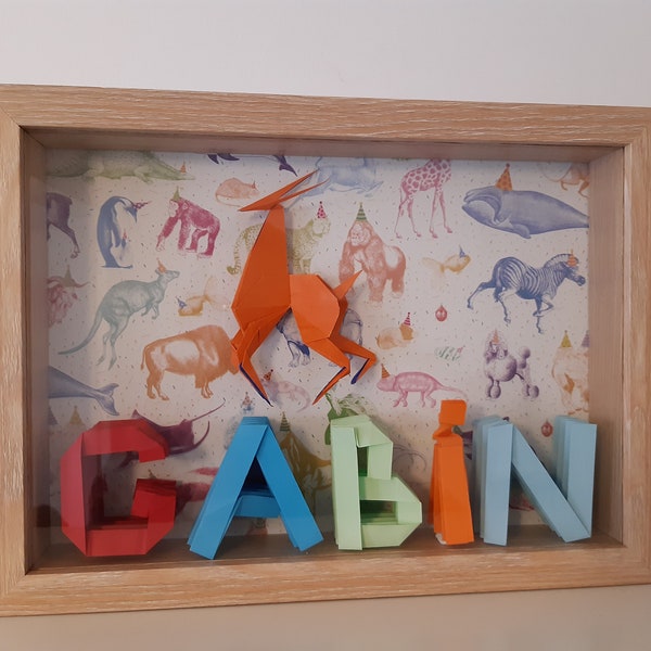 Cadre prénom lettres en origami colorées avec un animal, Cadre naissance bébé personnalisable, Cadre vitrine au prénom de l'enfant