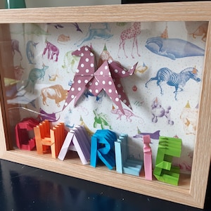 Marco de nombre de las letras de origami coloreadas con un animal, Marco de nacimiento de bebé personalizable, Marco de exhibición con el nombre del niño