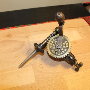 RZADKI antyczny/zabytkowy szwedzki nawijacz szpulek Mora Mattson patent nr 2, wyprodukowany w Szwecji w latach 1920-1940, w kolorze czarnym, w stanie działającym.