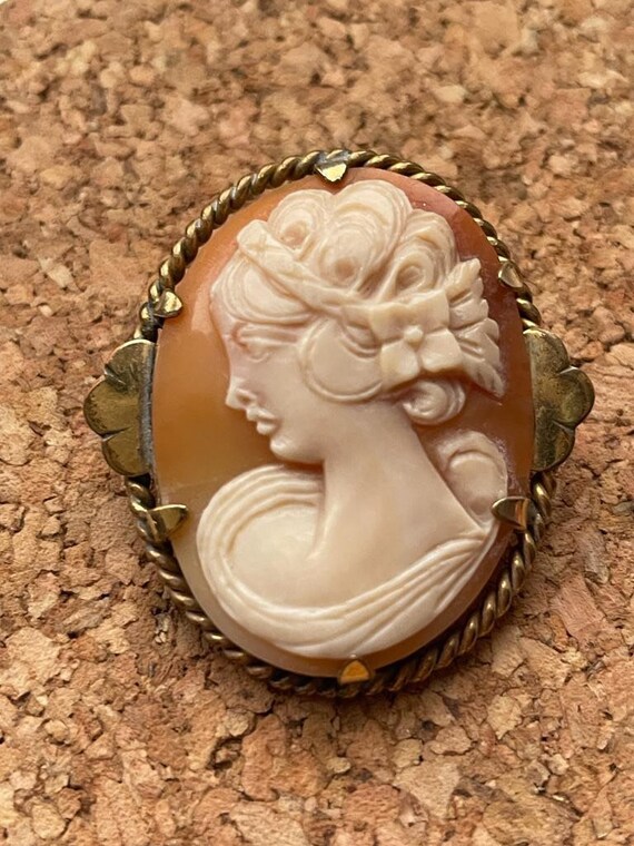 1930s Cameo Brooch - Rolled Gold - image 1