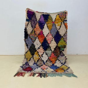 Tapis boujaad fait main : motif de losanges marocains colorés - style bohème