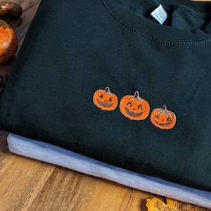 Embroidered Smiling Pumpkins Sweatshirt, Autumn Sweatshirt, Autumn Jumper, Halloween Sweatshirt, Halloween Jumper, Hello Pumpkin, Handmade