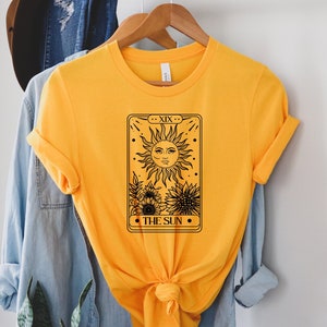 Camiseta con la carta del Tarot del Sol, camiseta bohemia celestial, camiseta mística celestial, camiseta con la carta del Tarot, aquí viene el Sol, regalos bohemios, camiseta bohemia