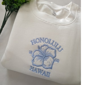 Embroidered Honolulu Hibiscus Flower Sweatshirt, Hawaii Sweatshirt, Embroidered Crewneck, Custom Embroidery, Retro Vintage Jumper, Handmade