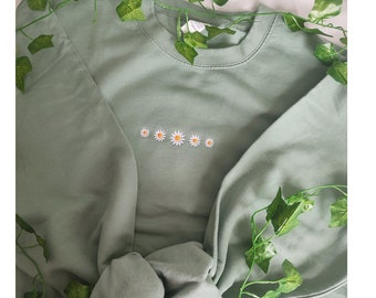 Embroidered Daisies Sweatshirt, Embroidered Floral Sweatshirt, Flower Sweatshirt, Plant Lady Gift, Plant Sweatshirt Floral Shirt Floral Gift