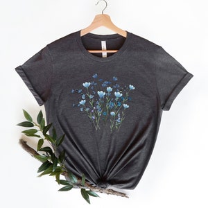 Blaues Wildblumen T-Shirt, Blumen Shirt, Botanisches Shirt, Cottagecore Kleidung, Cottagecore Shirt, Fairycore, Florales T-Shirt, Blaues Blumen Tee Bild 3