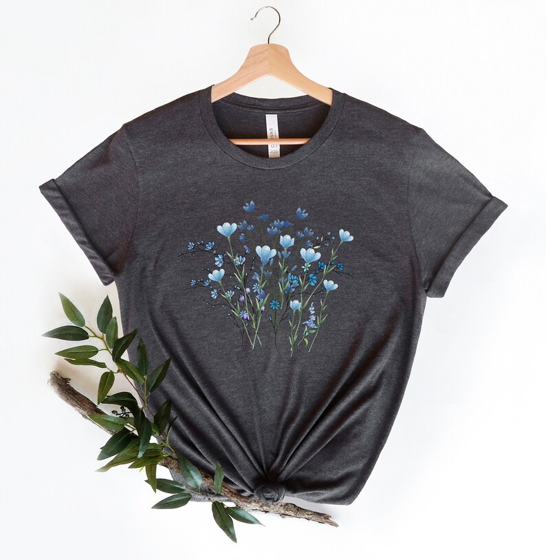 Blaues Wildblumen T-Shirt, Blumen Shirt, Botanisches Shirt, Cottagecore Kleidung, Cottagecore Shirt, Fairycore, Florales T-Shirt, Blaues Blumen Tee Bild 3