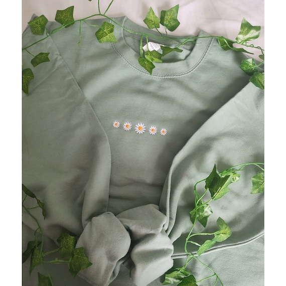 Embroidered Daisies Sweatshirt, Embroidered Floral Sweatshirt, Flower Sweatshirt, Plant Lady Gift, Plant Sweatshirt Floral Shirt Floral Gift