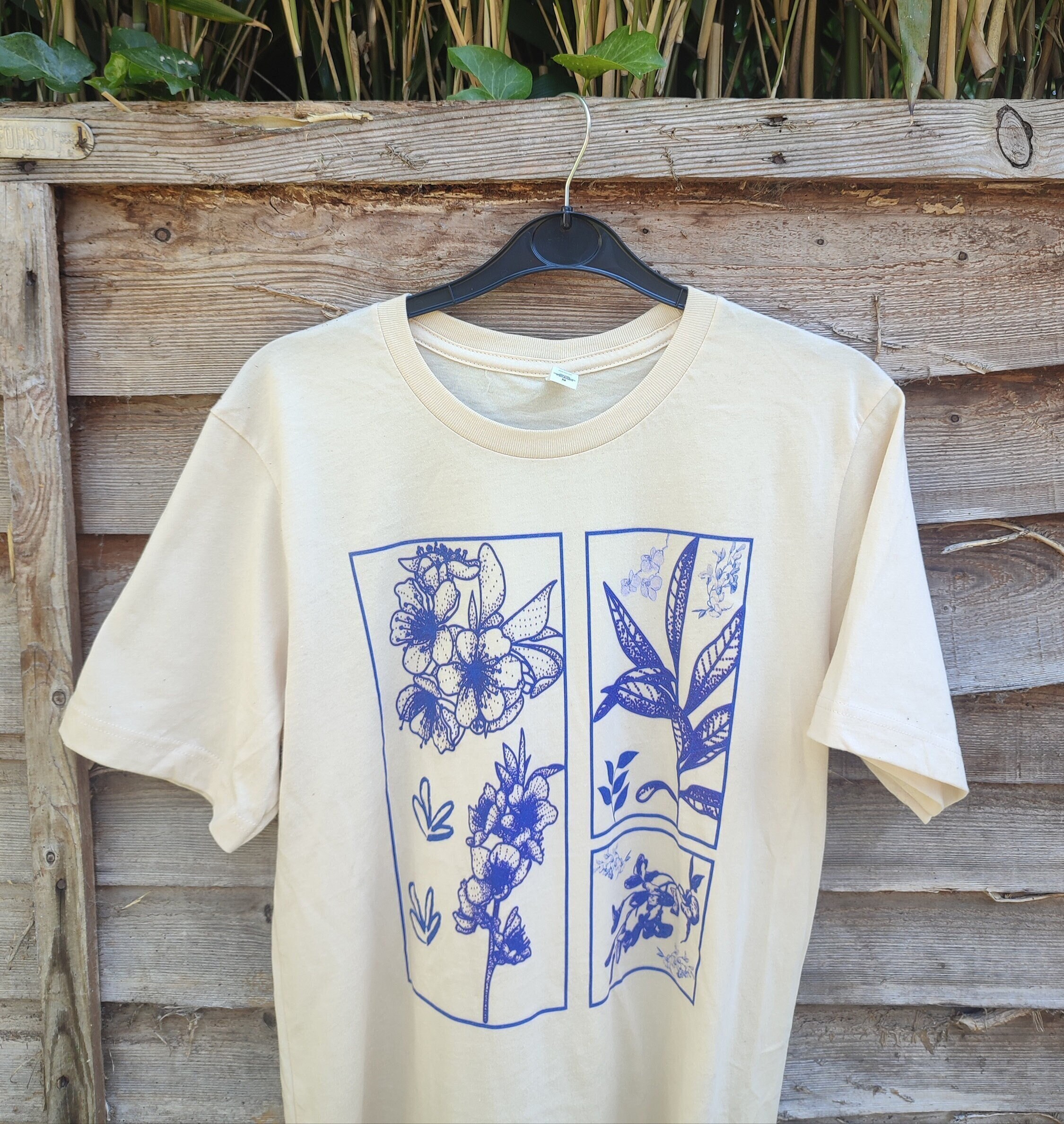 ブルーのボタニカルTシャツ｜花柄グラフィックTシャツ｜ヴィンテージ