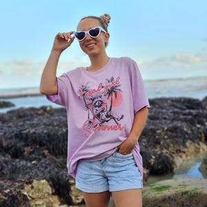 Sommartröja med vildflickor | Rolig tvättbjörns-T-shirt | Söt panda-T-shirt | Fånig djurtröja | Sommartröja med slogan bild 4