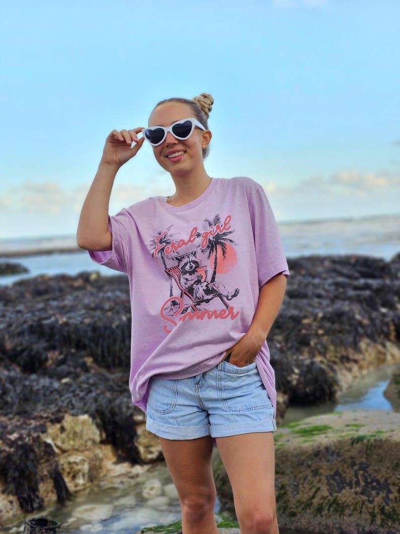 Sommartröja med vildflickor | Rolig tvättbjörns-T-shirt | Söt panda-T-shirt | Fånig djurtröja | Sommartröja med slogan bild 4