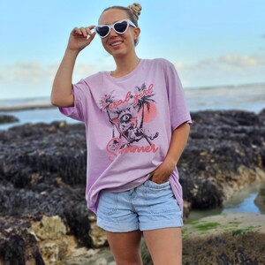 Sommartröja med vildflickor | Rolig tvättbjörns-T-shirt | Söt panda-T-shirt | Fånig djurtröja | Sommartröja med slogan bild 2