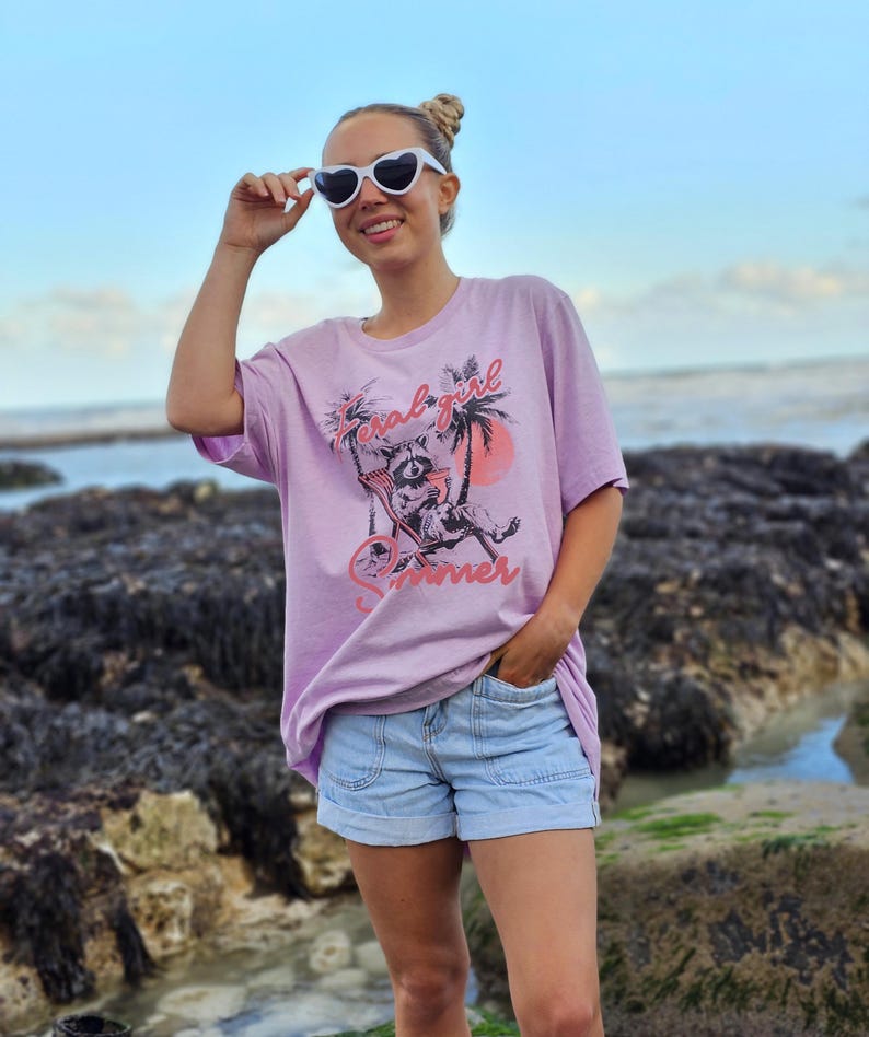 Sommartröja med vildflickor | Rolig tvättbjörns-T-shirt | Söt panda-T-shirt | Fånig djurtröja | Sommartröja med slogan bild 2