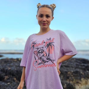 Sommartröja med vildflickor | Rolig tvättbjörns-T-shirt | Söt panda-T-shirt | Fånig djurtröja | Sommartröja med slogan bild 3