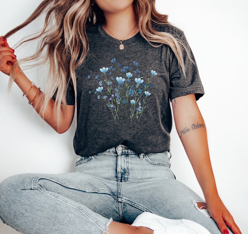 Blaues Wildblumen T-Shirt, Blumen Shirt, Botanisches Shirt, Cottagecore Kleidung, Cottagecore Shirt, Fairycore, Florales T-Shirt, Blaues Blumen Tee Bild 1