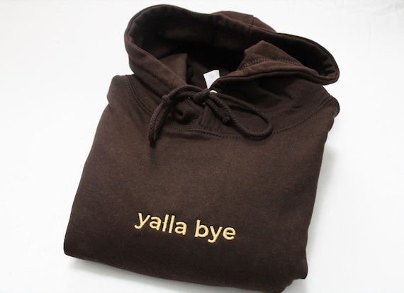 Yalla Bye刺繍入りパーカー | アラビア語フレーズ入りパーカー 