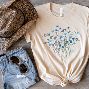 Blaues Wildblumen T-Shirt, Blumen Shirt, Botanisches Shirt, Cottagecore Kleidung, Cottagecore Shirt, Fairycore, Florales T-Shirt, Blaues Blumen Tee Bild 4