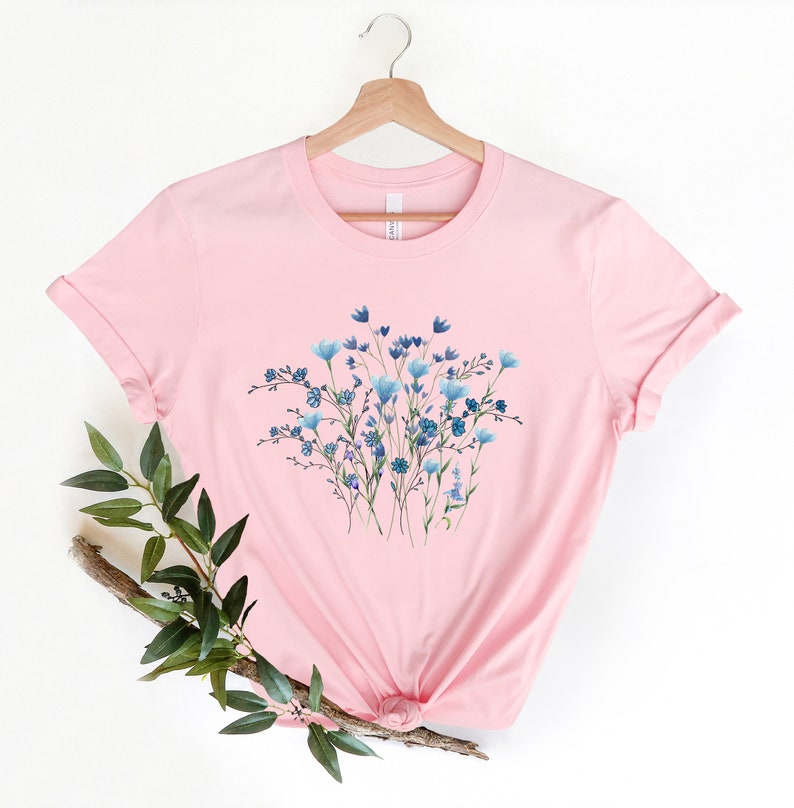 Blaues Wildblumen T-Shirt, Blumen Shirt, Botanisches Shirt, Cottagecore Kleidung, Cottagecore Shirt, Fairycore, Florales T-Shirt, Blaues Blumen Tee Bild 7