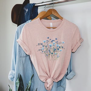 Blaues Wildblumen T-Shirt, Blumen Shirt, Botanisches Shirt, Cottagecore Kleidung, Cottagecore Shirt, Fairycore, Florales T-Shirt, Blaues Blumen Tee Bild 5