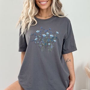 Blaues Wildblumen T-Shirt, Blumen Shirt, Botanisches Shirt, Cottagecore Kleidung, Cottagecore Shirt, Fairycore, Florales T-Shirt, Blaues Blumen Tee Bild 2