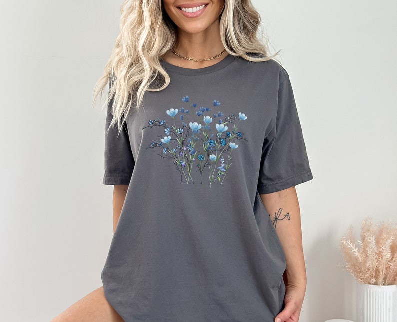 Blaues Wildblumen T-Shirt, Blumen Shirt, Botanisches Shirt, Cottagecore Kleidung, Cottagecore Shirt, Fairycore, Florales T-Shirt, Blaues Blumen Tee Bild 2