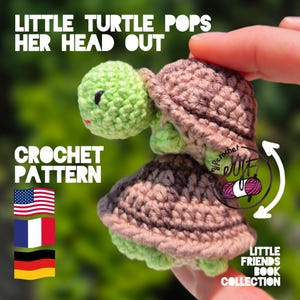Può includere: Uno schema all'uncinetto intitolato LITTLE TURTLE POPS HER HEAD OUT che mostra una piccola tartaruga fatta a mano con testa verde chiaro e guscio marrone. L'immagine include il testo CROCHET PATTERN, bandiere e un logo.