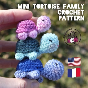 Può includere: Uno schema all'uncinetto per una famiglia di tartarughe mini. Lo schema include quattro tartarughe di diversi colori: rosa, blu, verde acqua e viola. Le tartarughe sono impilate l'una sull'altra, con la tartaruga rosa in cima. Lo schema è disponibile in inglese e francese.