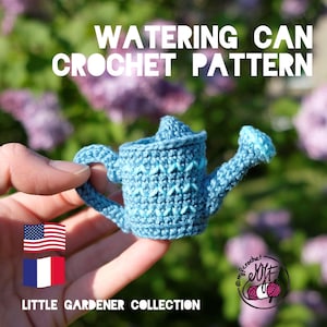 以下が含まれることがあります： 白の取っ手と注ぎ口が付いた青い編み物のじょうろ。このじょうろは「Little Gardener Collection」の編み物パターンの一部です。