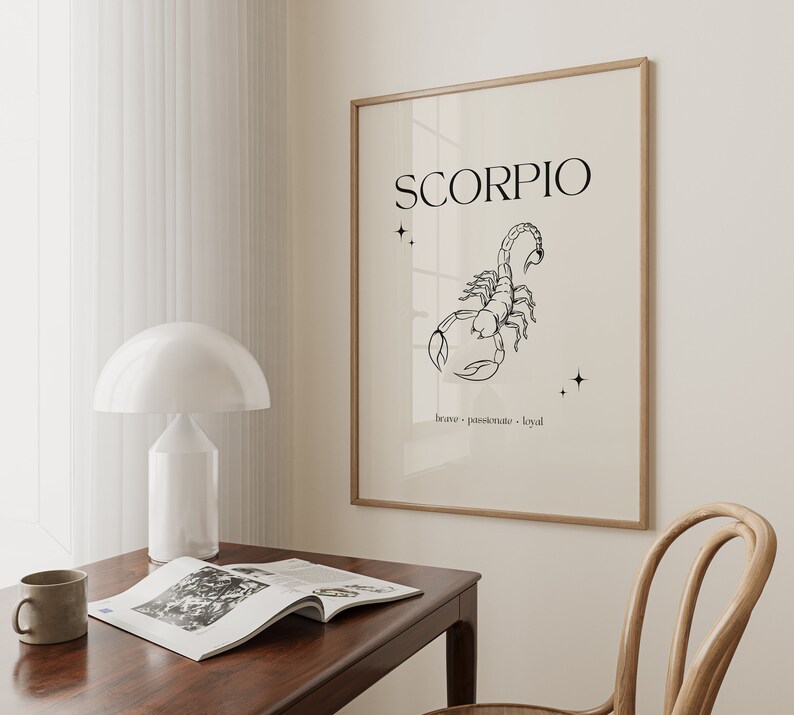 Pode incluir: Uma impress&atilde;o em preto e branco de um escorpi&atilde;o em linha com a palavra "SCORPIO" em texto preto acima. As palavras "corajoso, apaixonado, leal" est&atilde;o escritas em texto preto abaixo do escorpi&atilde;o. A impress&atilde;o est&aacute; emoldurada em uma moldura de madeira clara e est&aacute; pendurada em uma parede branca.