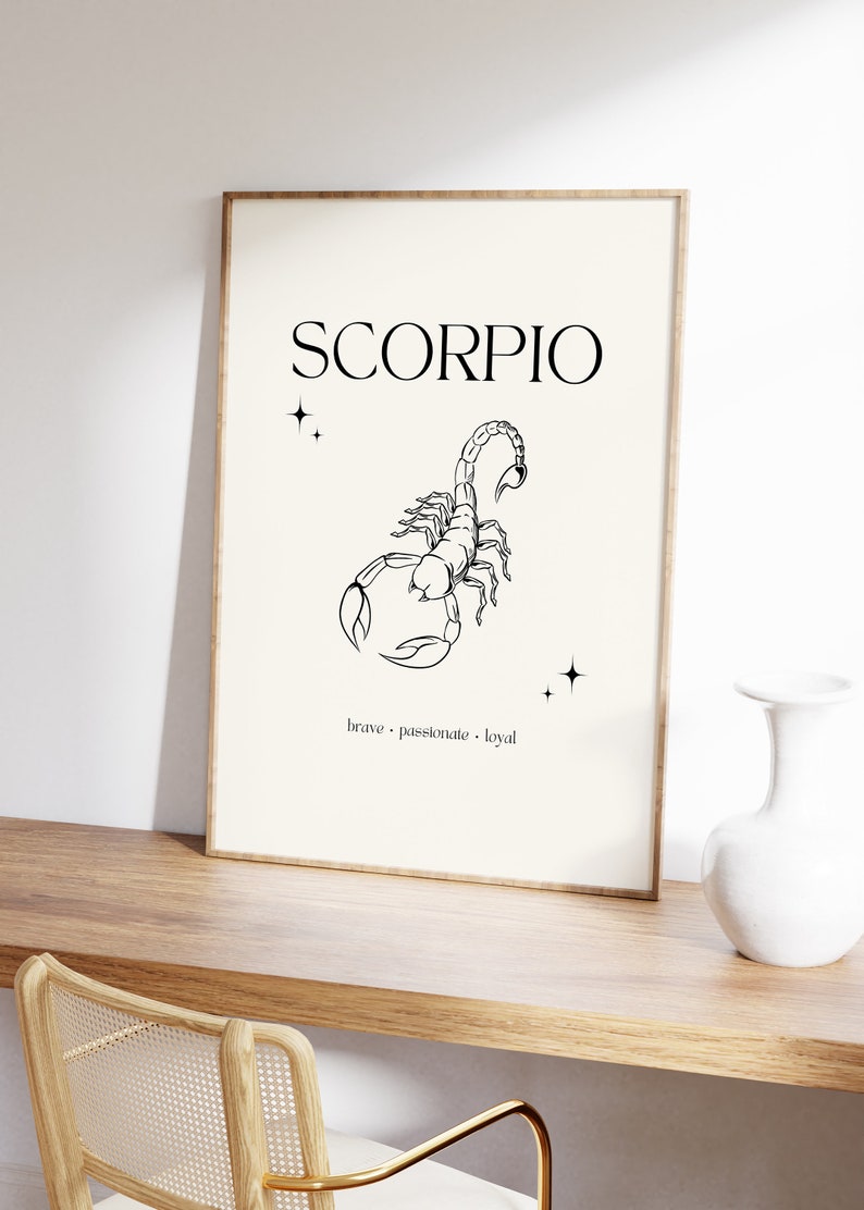 Pode incluir: Uma ilustra&ccedil;&atilde;o em preto e branco de um escorpi&atilde;o com a palavra "SCORPIO" em texto preto acima. As palavras "corajoso, apaixonado, leal" est&atilde;o escritas em texto preto abaixo do escorpi&atilde;o.