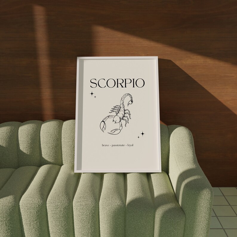 Pode incluir: Uma impress&atilde;o emoldurada branca com um desenho de linha preta de um escorpi&atilde;o e o texto "SCORPIO" em preto. O texto "corajoso - apaixonado - leal" tamb&eacute;m est&aacute; em preto abaixo do escorpi&atilde;o.