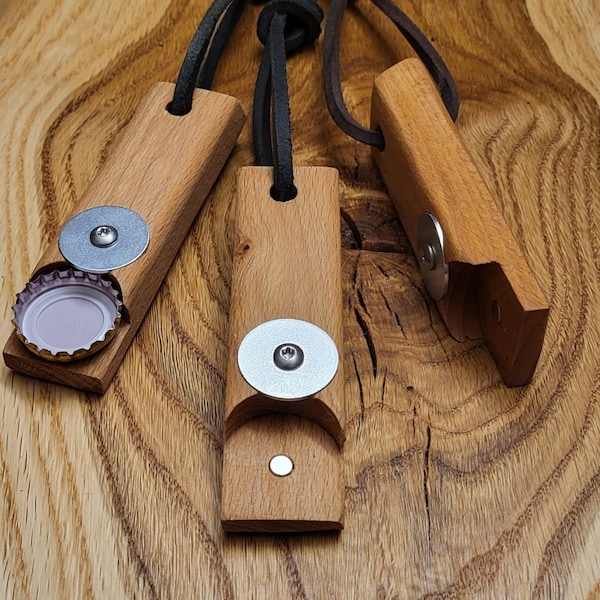 Ein besonderer Flaschenöffner aus nachhaltigem Buchenholz. Versehen mit einem kleinen Magneten um den Kronkorken beim Öffnen zu halten