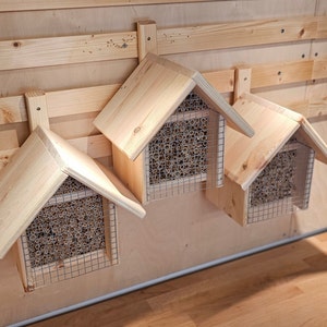 Wildbienennisthilfe / Wildbienenhaus aus natürlichen Materialien in sauberer Handarbeit gefertigt. Bild 7