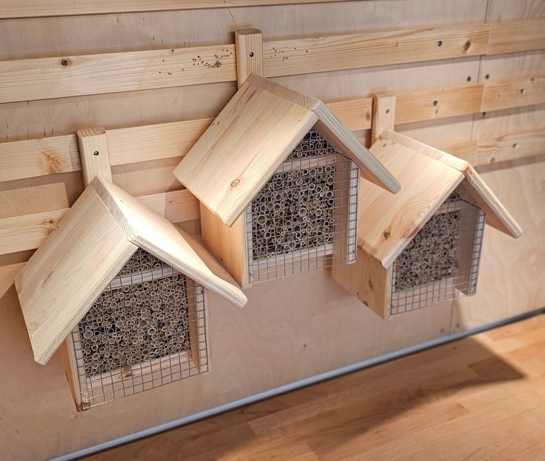 Wildbienennisthilfe / Wildbienenhaus aus natürlichen Materialien in sauberer Handarbeit gefertigt. Bild 7