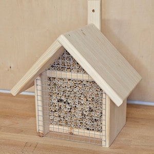 Wildbienennisthilfe / Wildbienenhaus aus natürlichen Materialien in sauberer Handarbeit gefertigt. Bild 1