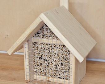 Wildbienennisthilfe / Wildbienenhaus aus natürlichen Materialien in sauberer Handarbeit gefertigt.