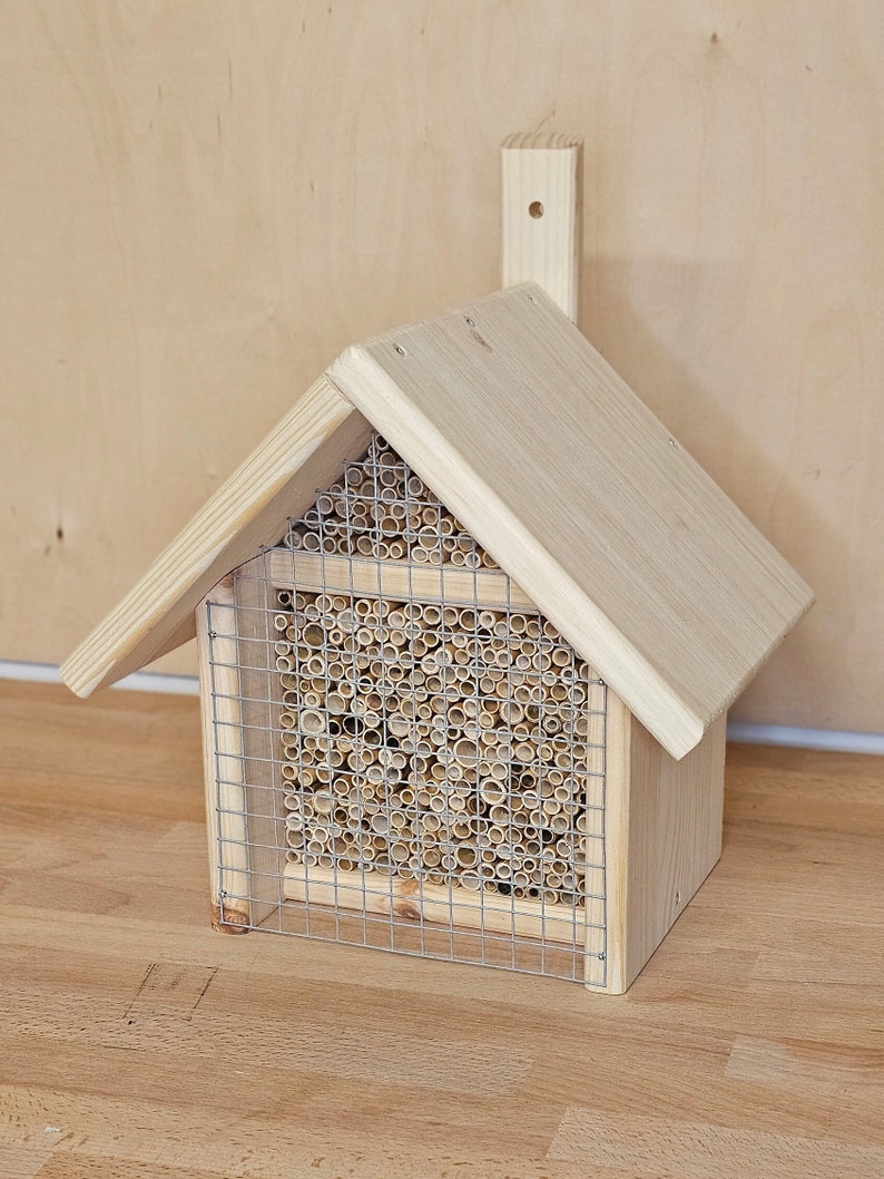 Wildbienennisthilfe / Wildbienenhaus aus natürlichen Materialien in sauberer Handarbeit gefertigt. Bild 1