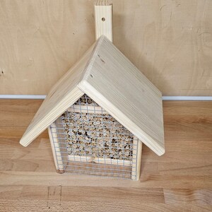 Wildbienennisthilfe / Wildbienenhaus aus natürlichen Materialien in sauberer Handarbeit gefertigt. Bild 3