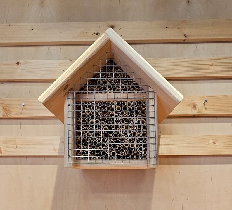 Wildbienennisthilfe / Wildbienenhaus aus natürlichen Materialien in sauberer Handarbeit gefertigt. Bild 10