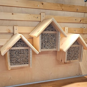 Wildbienennisthilfe / Wildbienenhaus aus natürlichen Materialien in sauberer Handarbeit gefertigt. Bild 4