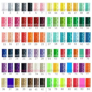 Puede incluir: Una tabla de 84 carretes de hilo de bordar de diferentes colores. Los carretes est&aacute;n dispuestos en filas de siete, con cada fila numerada del 1 al 84. Los colores van de claro a oscuro, e incluyen tonos de rojo, azul, verde, amarillo, naranja, morado, rosa y marr&oacute;n.