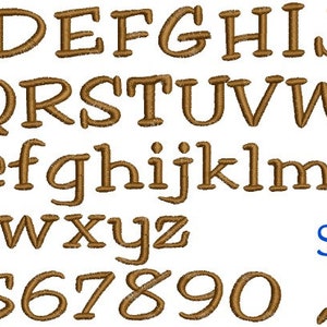 Puede incluir: Un alfabeto de fuente marr&oacute;n con letras may&uacute;sculas y min&uacute;sculas, n&uacute;meros y signos de puntuaci&oacute;n. La fuente se llama "Silly Serif".