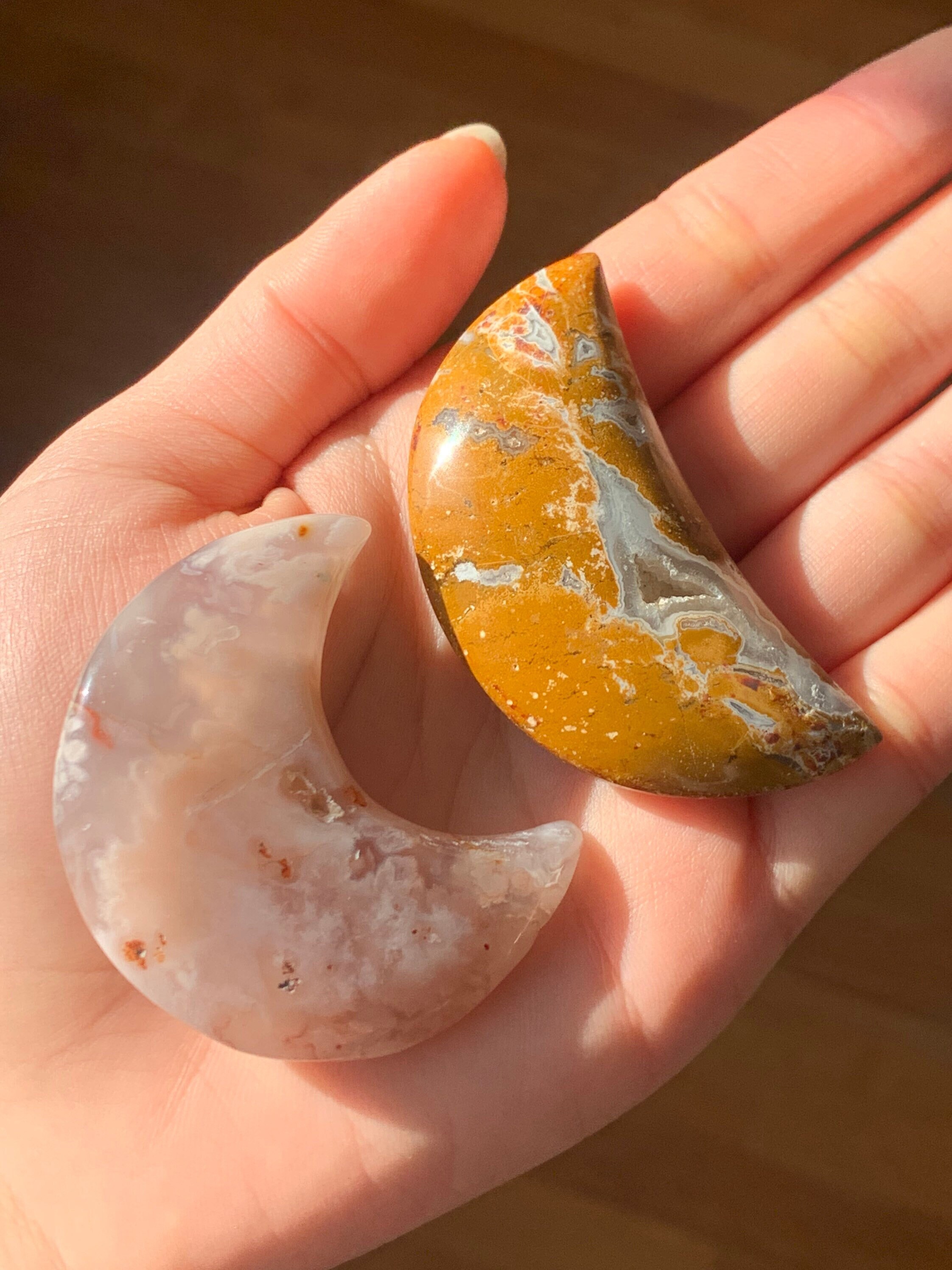 Fleur Agate Lune, Agate Druzy Moon Carving, Marron avec Cavites Cristallines, Pierre Cristal Lune De
