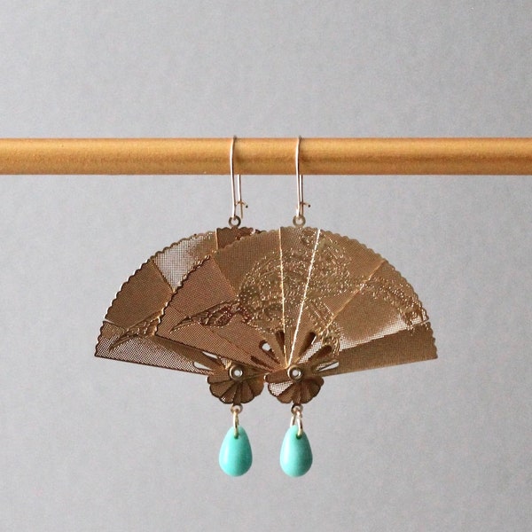 14k gold filled fan folding turquoise teardrop bead dangle earrings. Open closing Asian, Oriental inspired folding adjustable fan earrings.